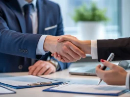 Atidėtas šūvis, du Europos verslo profesionalai, ranka, laikanti rašiklį virš dokumentų, sukramtant rankas su kitais, simbolizuojančiais aiškų ir saugų finansinį susitarimą, optimistišką, modernų biurą, profesionalią fotografiją., 8K, aštrus dėmesys, aukšta detalė
