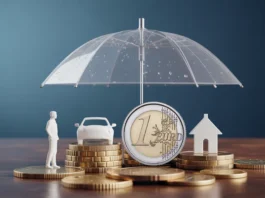 Euro monetos ir miniatiūriniai automobilio, namo ir asmens simboliai po apsauginiu skėčiu.