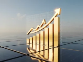 Simbolinis 3D aptakių saulės baterijų atvaizdavimas, sukuriantis spinduliuojančią auksinę šviesą, kuri virsta augančia finansine grafiku ir apsauginiu abstrakčiu skydu, įkūnijančiu pelningas ir saugias investicijas į atsinaujinančią energiją. Minimalistinis, švarus fonas, konceptualus menas, ryškios spalvos, kino apšvietimas, oktaninis vaizdas, 8K, aukšta detalė, aštrus dėmesys, profesionali fotografija
