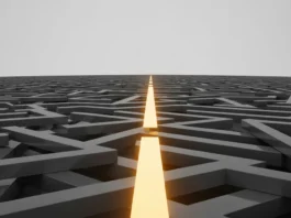 Minimalistinis 3D pateikimas, vaizduojantis liekną, žėrintį auksinį kelią, kruopščiai naršydamas po chaotišką, tamsią abstrakčią susipynusių metalinių grandinių labirintą ir sunkias geometrines formas