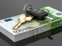 Fotorealistinės produktų fotografija, žvilgantis namo raktas ir modernus automobilio raktas, saugiai ilsisi ant nemažos traškios euro banknotų, aštrių dėmesio, išsamios faktūros, simbolizuojančios įkaitą paskolą, švarų studijos foną, profesionalų apšvietimą., 8K, aukšta detalė, aštrus dėmesys, profesionali fotografija