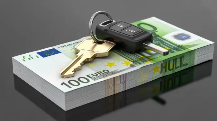 Fotorealistinės produktų fotografija, žvilgantis namo raktas ir modernus automobilio raktas, saugiai ilsisi ant nemažos traškios euro banknotų, aštrių dėmesio, išsamios faktūros, simbolizuojančios įkaitą paskolą, švarų studijos foną, profesionalų apšvietimą., 8K, aukšta detalė, aštrus dėmesys, profesionali fotografija